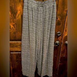 Black & white lined pant